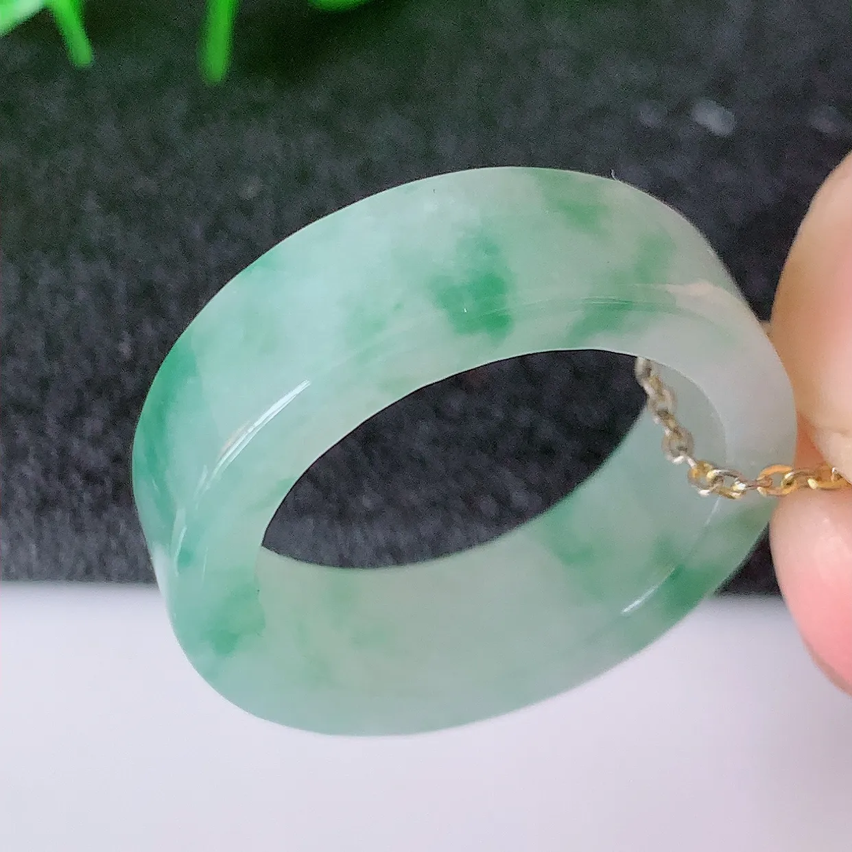 自然光实拍，18.2mm内径冰飘花翡翠指环，玉戒指，玉质莹润，好精美好冰润的指环，18圈口，上手纤巧！#12.11尺寸18.2*6.5*3.2