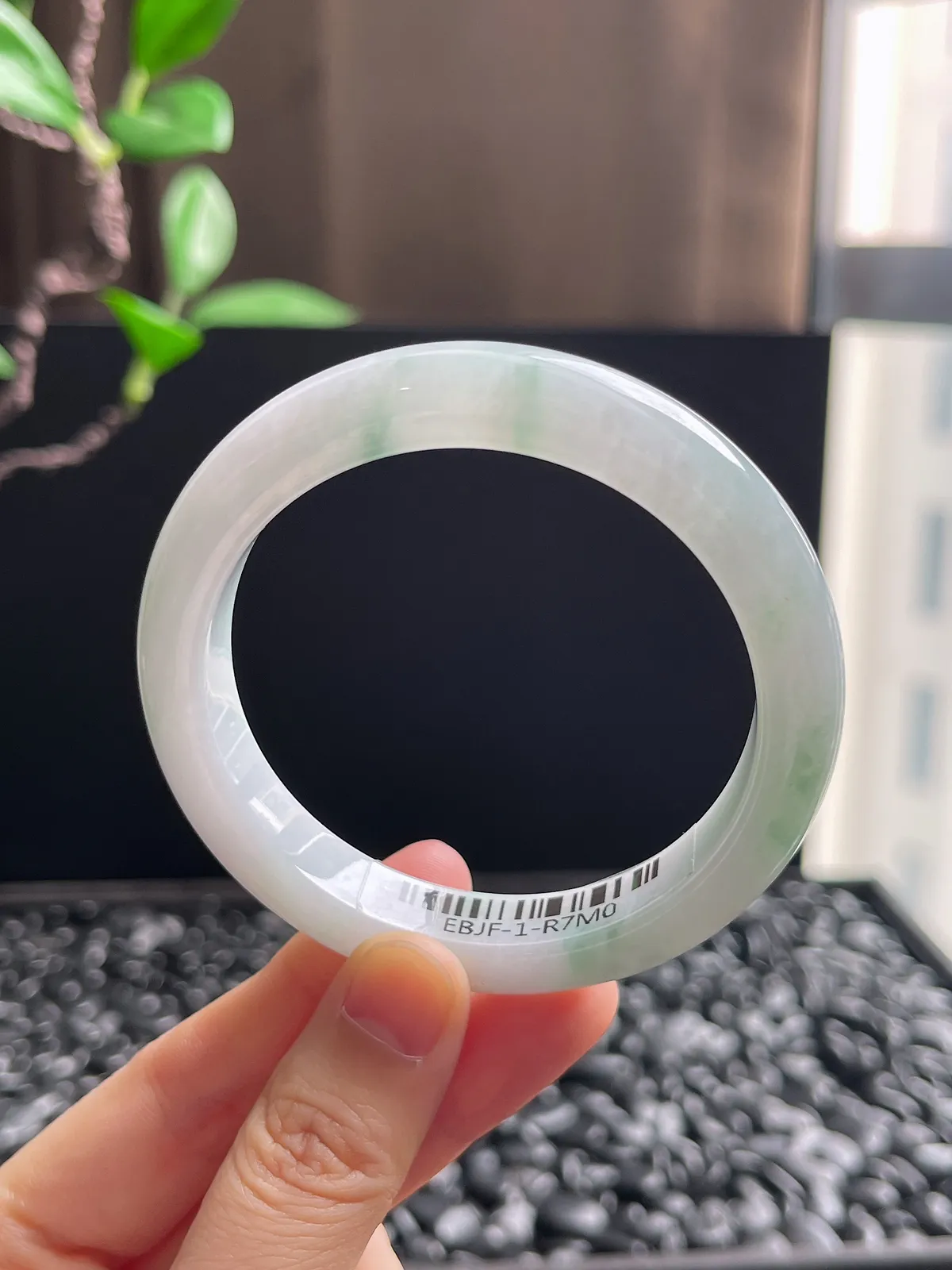 正圈56圈口，翡翠冰糯种飘绿手镯