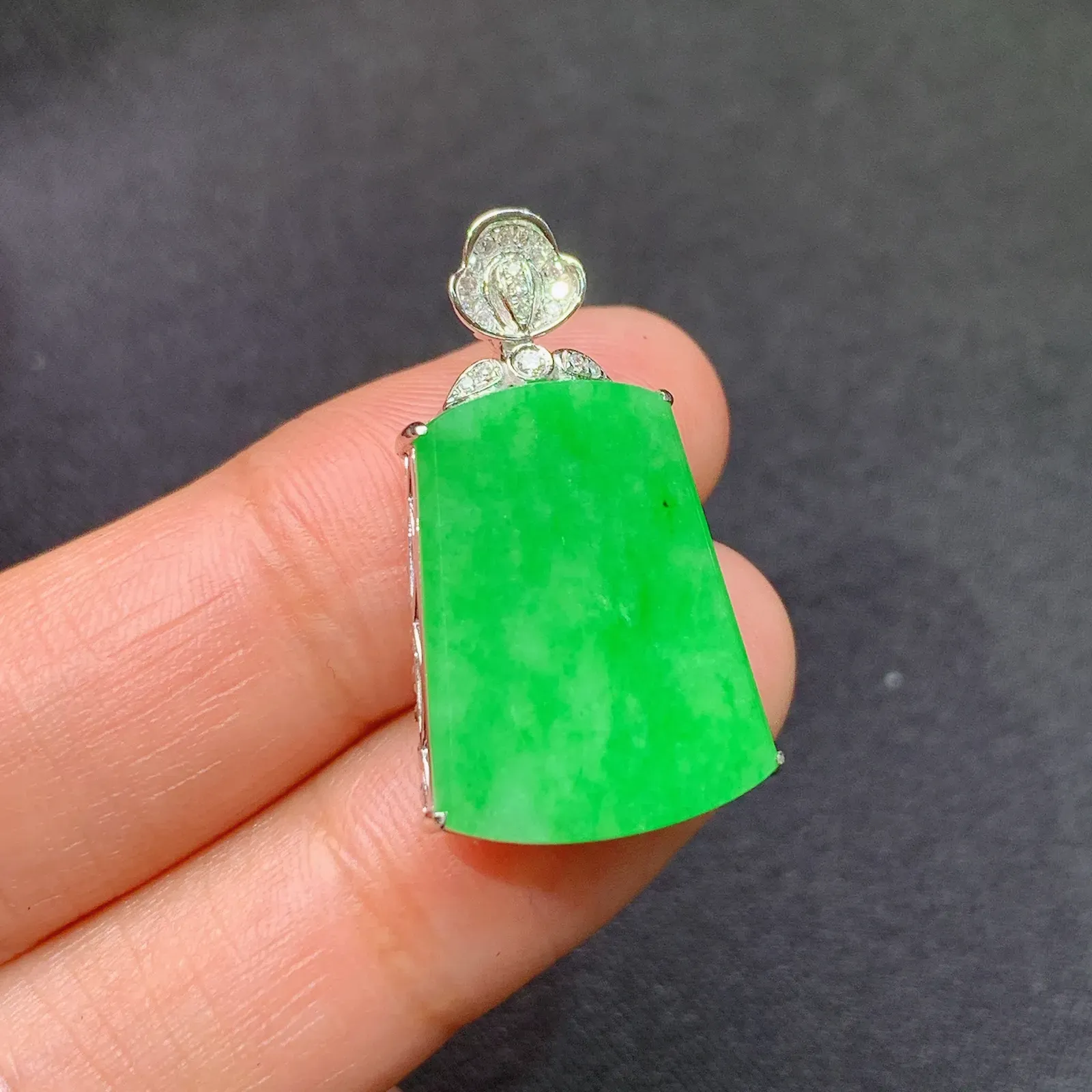 阳绿无事牌吊坠，18k金镶嵌，冰润色阳，种老水足 Fj尺寸27.9*16*6