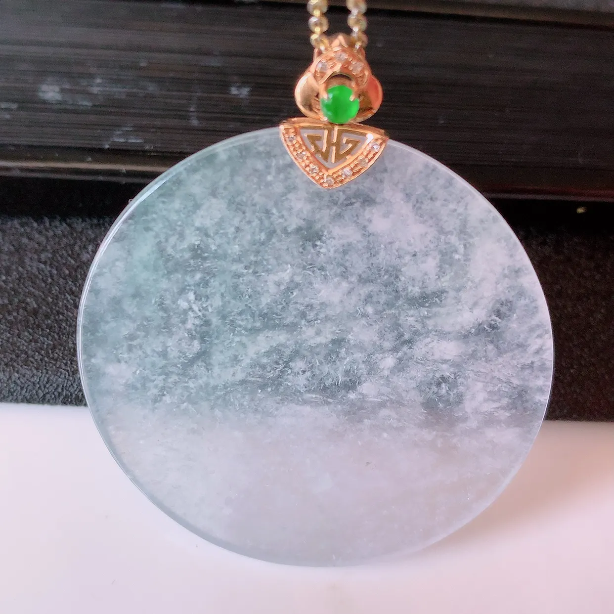 自然光实拍，18K金镶嵌冰种意境棉翡翠无事牌吊坠，平安无事牌，种水无可挑剔，冰胶感十足，莹润通透，品质保证。意境雪花棉均匀分布，相当漂亮，配戴效果出众！#83.7整体47.5*41*5裸石41-41