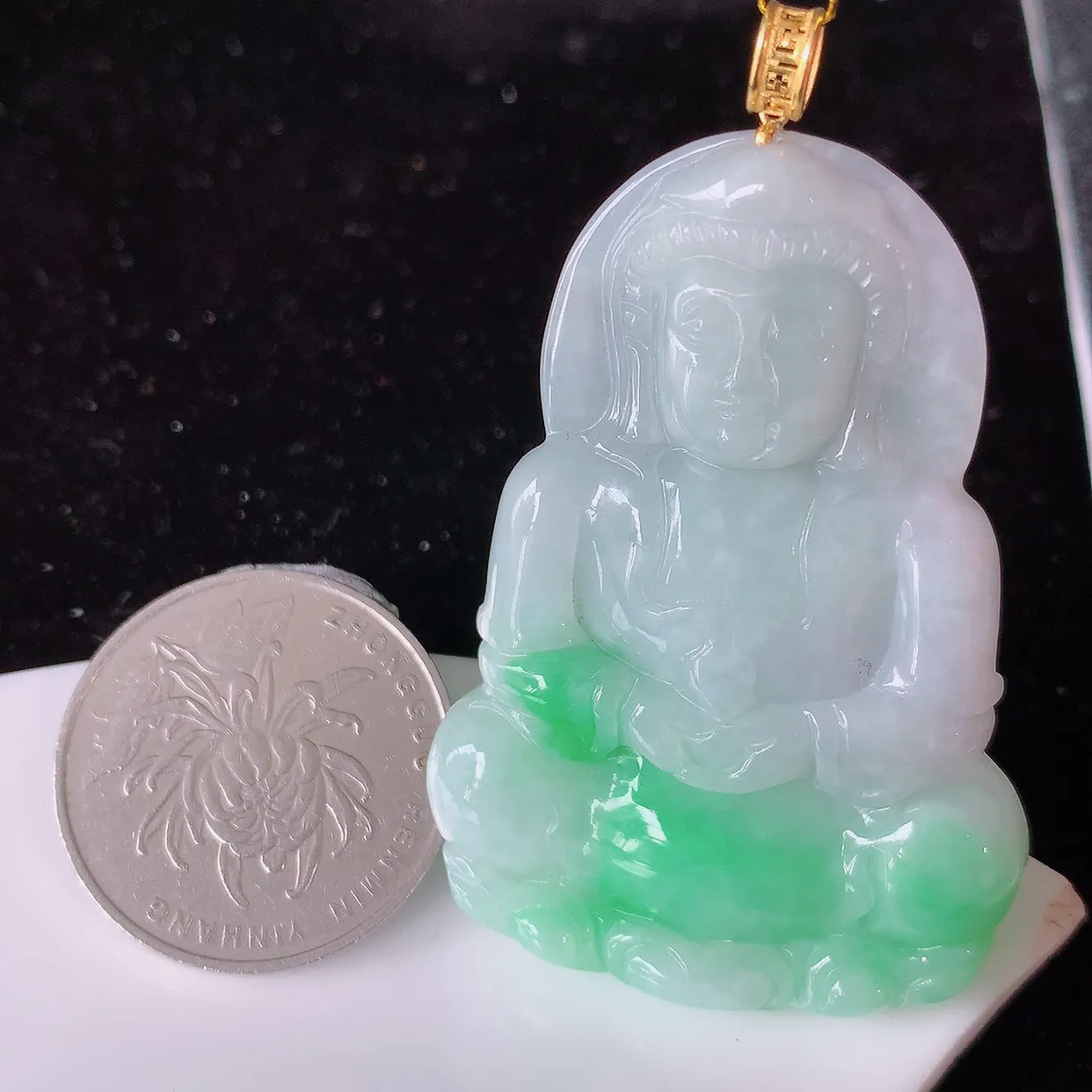 18K金镶嵌冰润飘绿翡翠观音菩萨吊坠，赐福翡翠观音，观音面相端庄，品相佳，佩戴气质！#35.11整体56.5裸石50*35*5