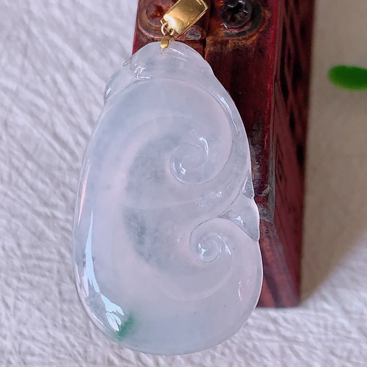 自然光实拍，18K金镶嵌冰种飘花翡翠如意吊坠，冰透，翠色灵动，饱满，万事如意，如意一生，配戴精美！#57.7