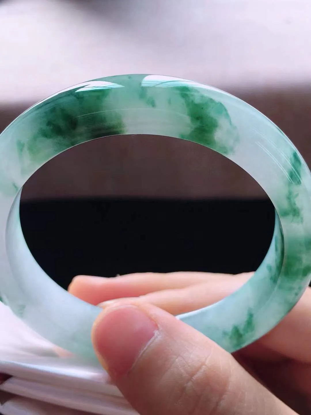 【翡翠名称】老种冰飘花52.8正圈口翡翠手镯
【翡翠尺寸】52.8*12*8mm适合51.8-54正圈口佩戴
【翡翠描述】缅甸天然翡翠A货，种老水足，玉质细腻，色泽靓丽，性价比高，佩戴效果好！