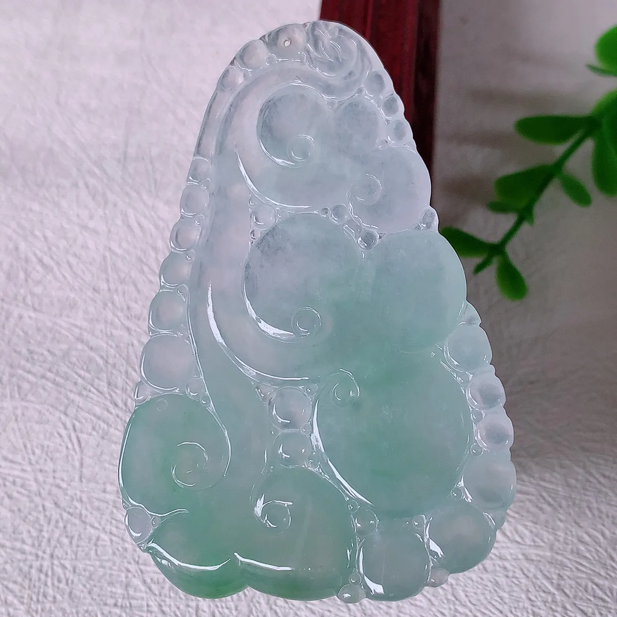 自然光实拍，大件冰种飘绿翡翠如意吊坠，冰透，翠色灵动，饱满，万事如意，如意一生，配戴精美！#46.11