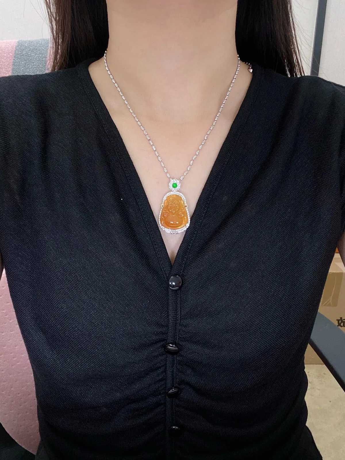 【冰种黄翡财神】质地细腻，工艺很好，饱满圆润，笑口常开，18k金钻镶嵌，裸石尺寸25*20*5.5毫米