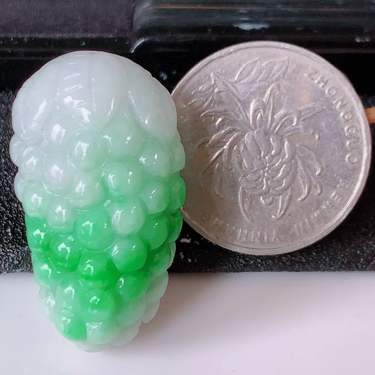 自然光实拍，多子多福葡萄冰润飘绿翡翠吊坠，种老水足，雕工精湛 ，寓意美好，佩戴时尚出众！#1.11