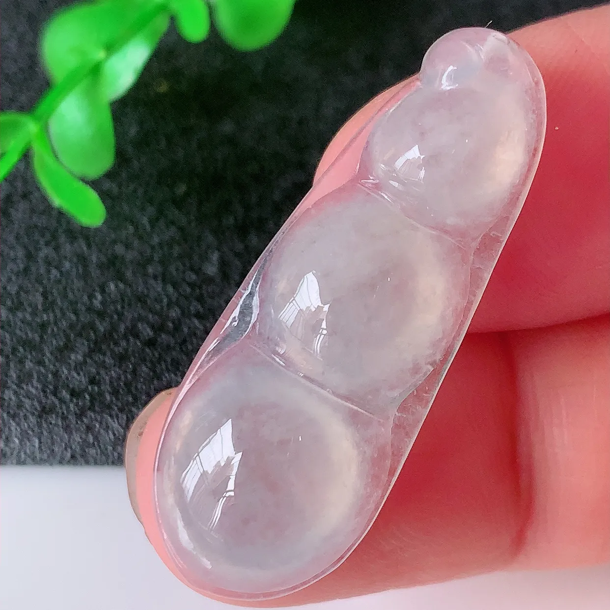 自然光实拍，冰种翡翠四季豆吊坠，平安豆福豆玉坠，冰润通透，豆粒饱满，寓意：豆蔻年华！#01.11