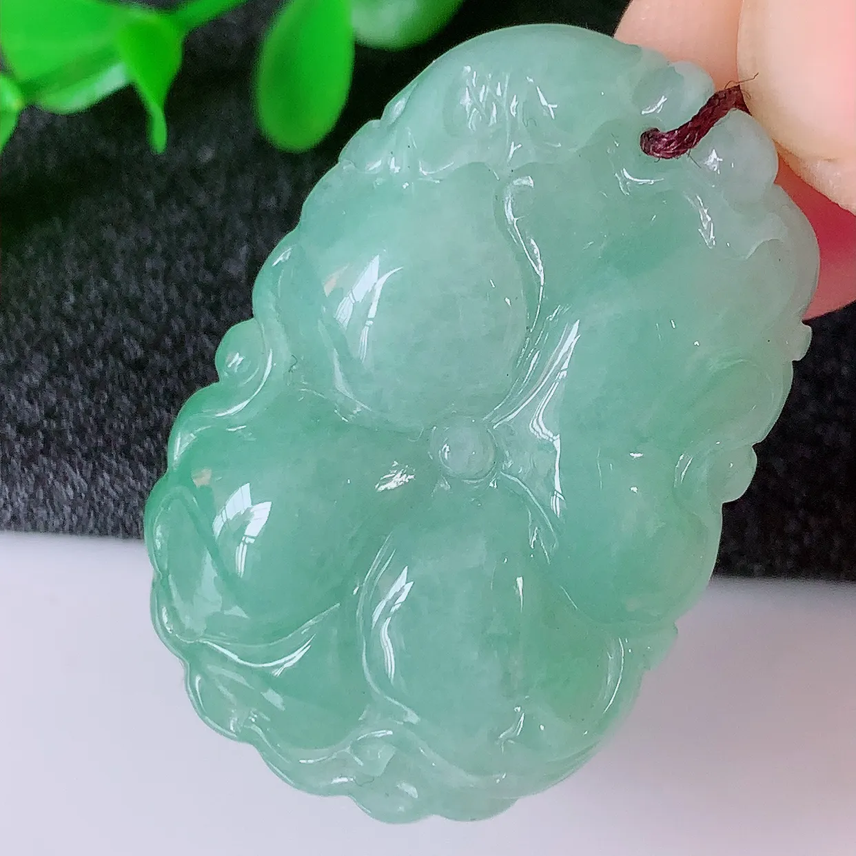 自然光实拍，冰润满绿翡翠荷叶鱼、和和美美玉坠，财源广进，自然隐逸、荷本是素不着尘之物，有和美之寓意。#57.11