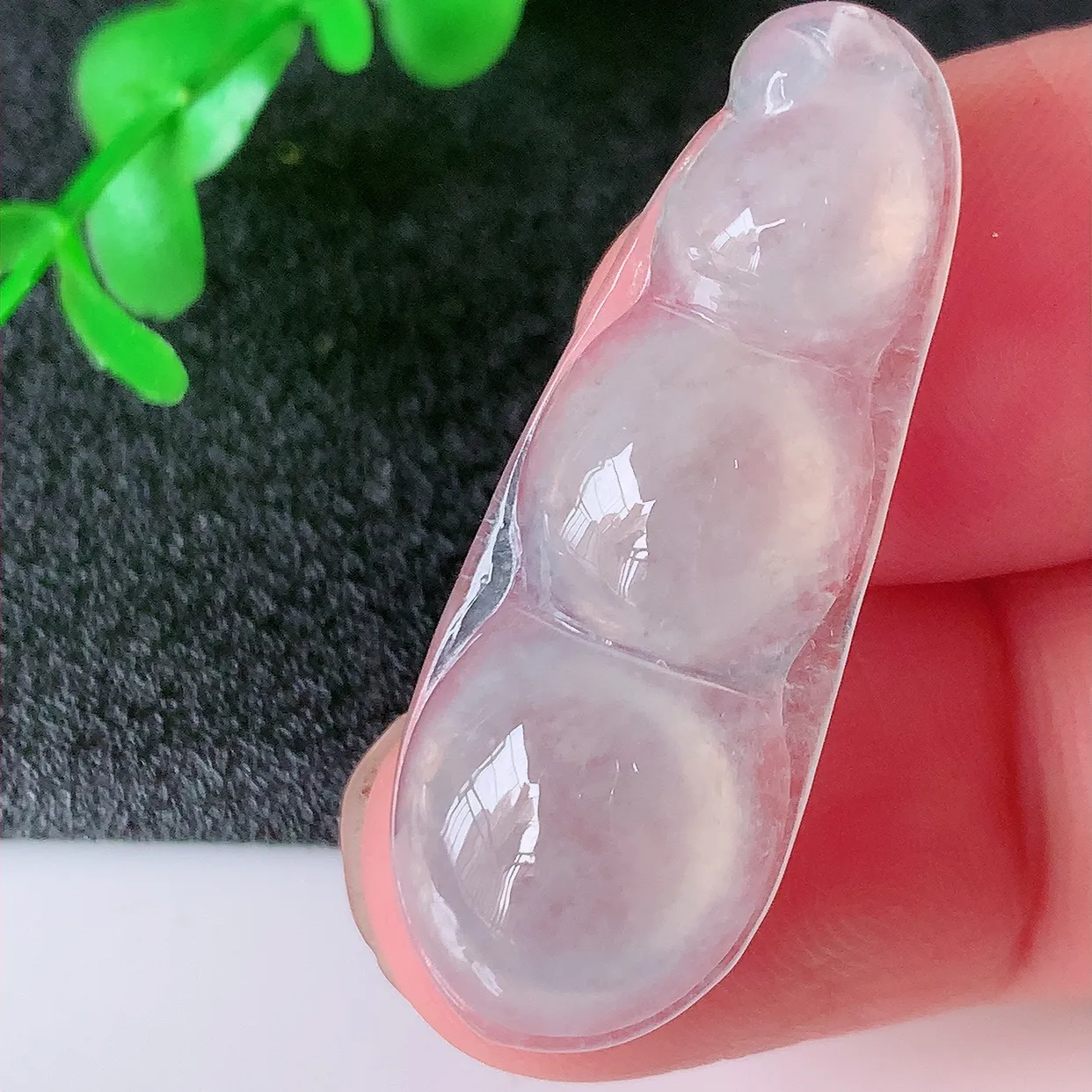 自然光实拍，冰种翡翠四季豆吊坠，平安豆福豆玉坠，冰润通透，豆粒饱满，寓意：豆蔻年华！#01.11