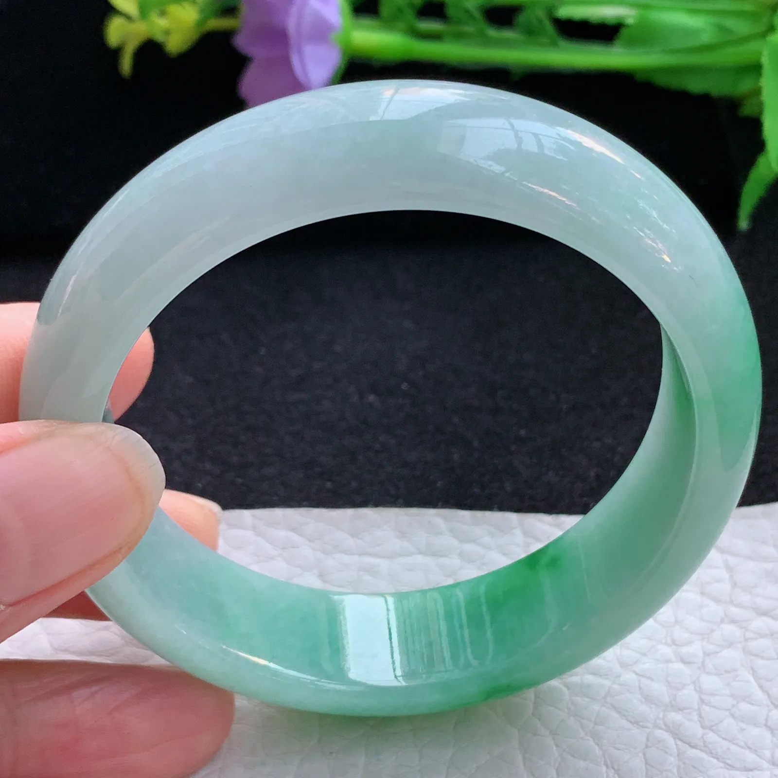 js自然光55.5*15.6*7.8轮胎镯 翡翠a货玉手镯辣绿宽边珠宝玉手环