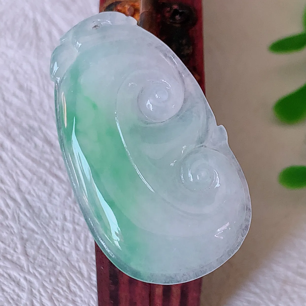 自然光实拍，冰种飘绿翡翠如意吊坠，冰透，翠色灵动，饱满，万事如意，如意一生，配戴精美！#57.7