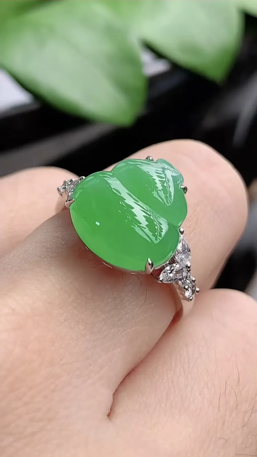 a货翡翠老坑冰种18K金伴钻镶嵌阳绿葫芦戒指 圈口17.7裸石尺寸12×12mm 重量4.73g 1206