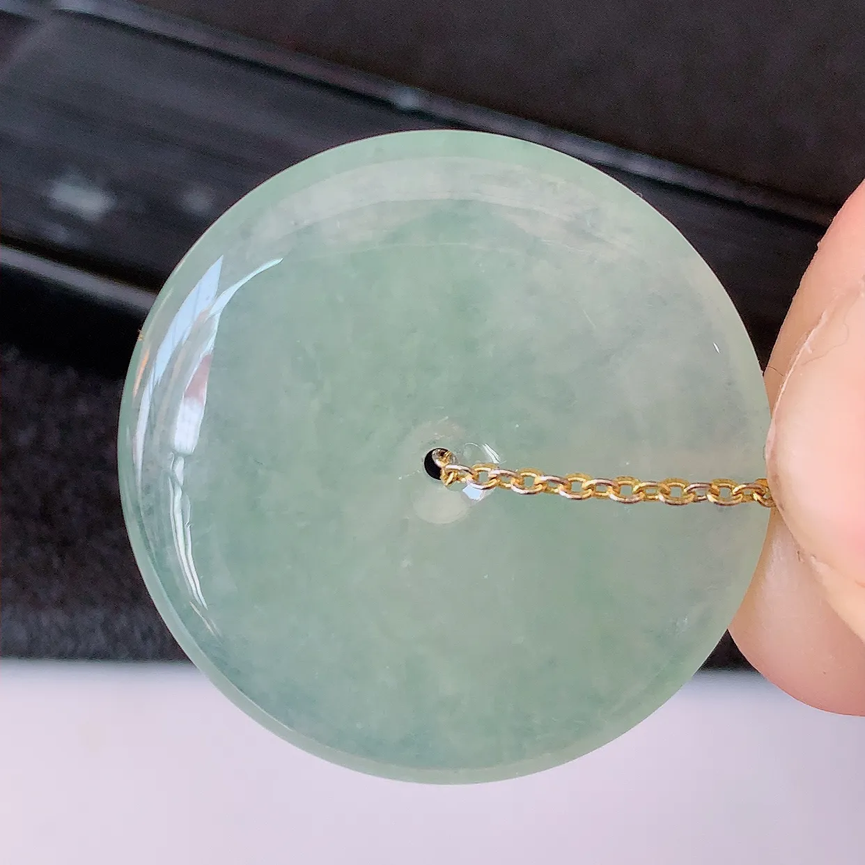 自然光实拍，冰种翡翠平安扣吊坠，翡翠平安扣，平安是福；冰透，很美的料子，平安扣佩戴优雅迷人！#57.7