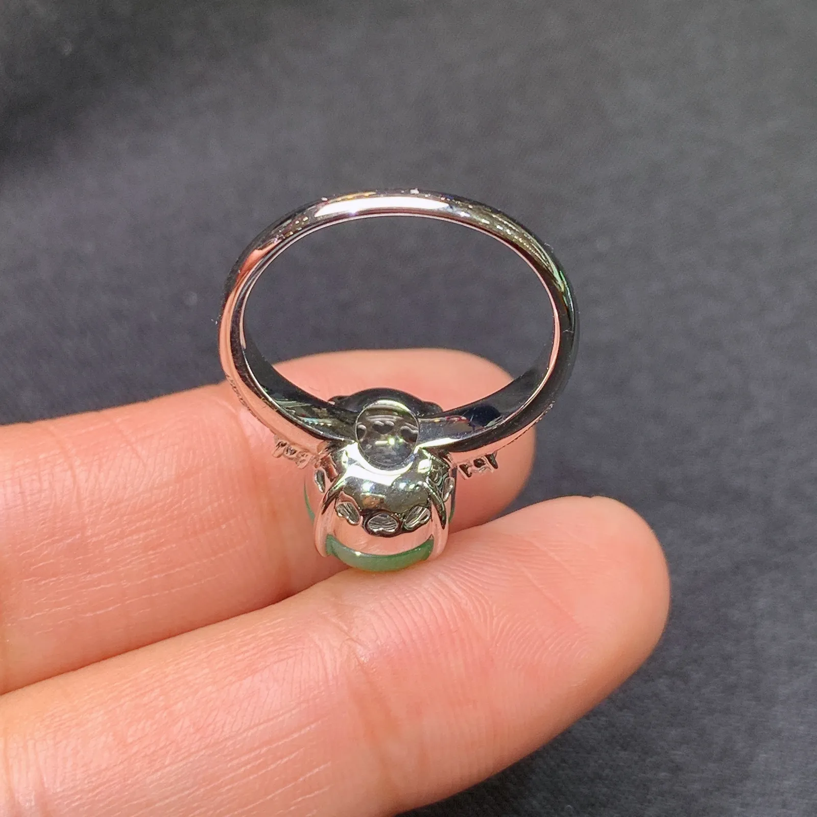 阳绿蛋面戒指，18k金镶嵌，简约时尚，冰润色阳，种水足，圈口14 尺寸10.8*8.8*3.9