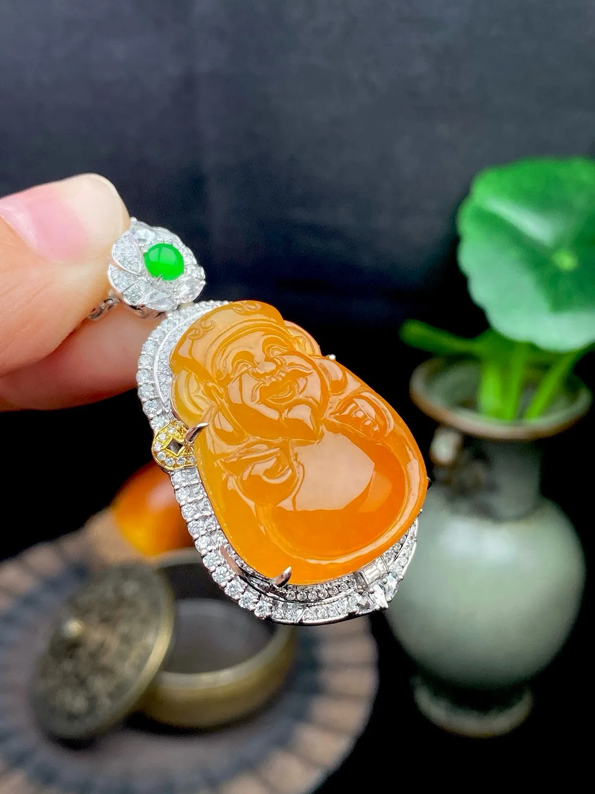 【冰种黄翡财神】质地细腻，工艺很好，饱满圆润，笑口常开，18k金钻镶嵌，裸石尺寸25*20*5.5毫