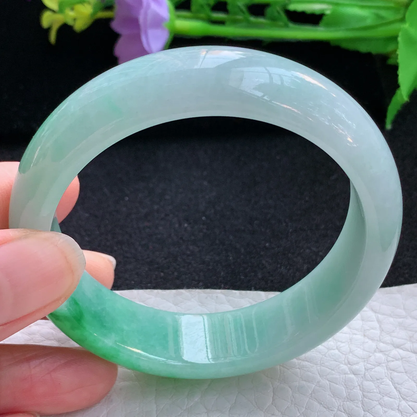 js自然光55.5*15.6*7.8轮胎镯 翡翠a货玉手镯辣绿宽边珠宝玉手环