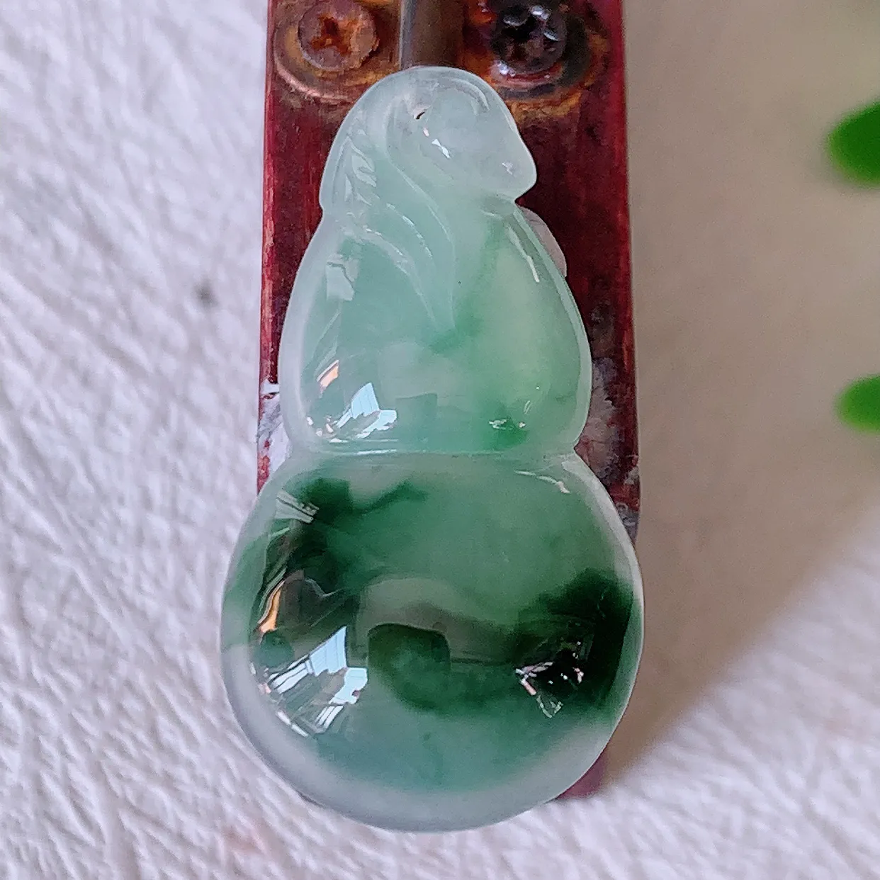 自然光实拍，冰种飘花翡翠葫芦吊坠，葫芦寓意福禄双全，财源滚滚，饱满，清新脱俗，佩戴效果优雅迷人！#5