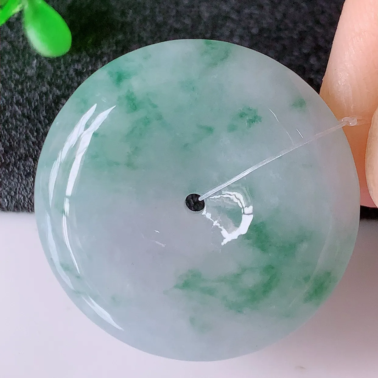 自然光实拍，冰胶飘花翡翠平安扣吊坠，翠色灵动，种老水足，寓意好，品相佳，佩戴佳品！#49.11