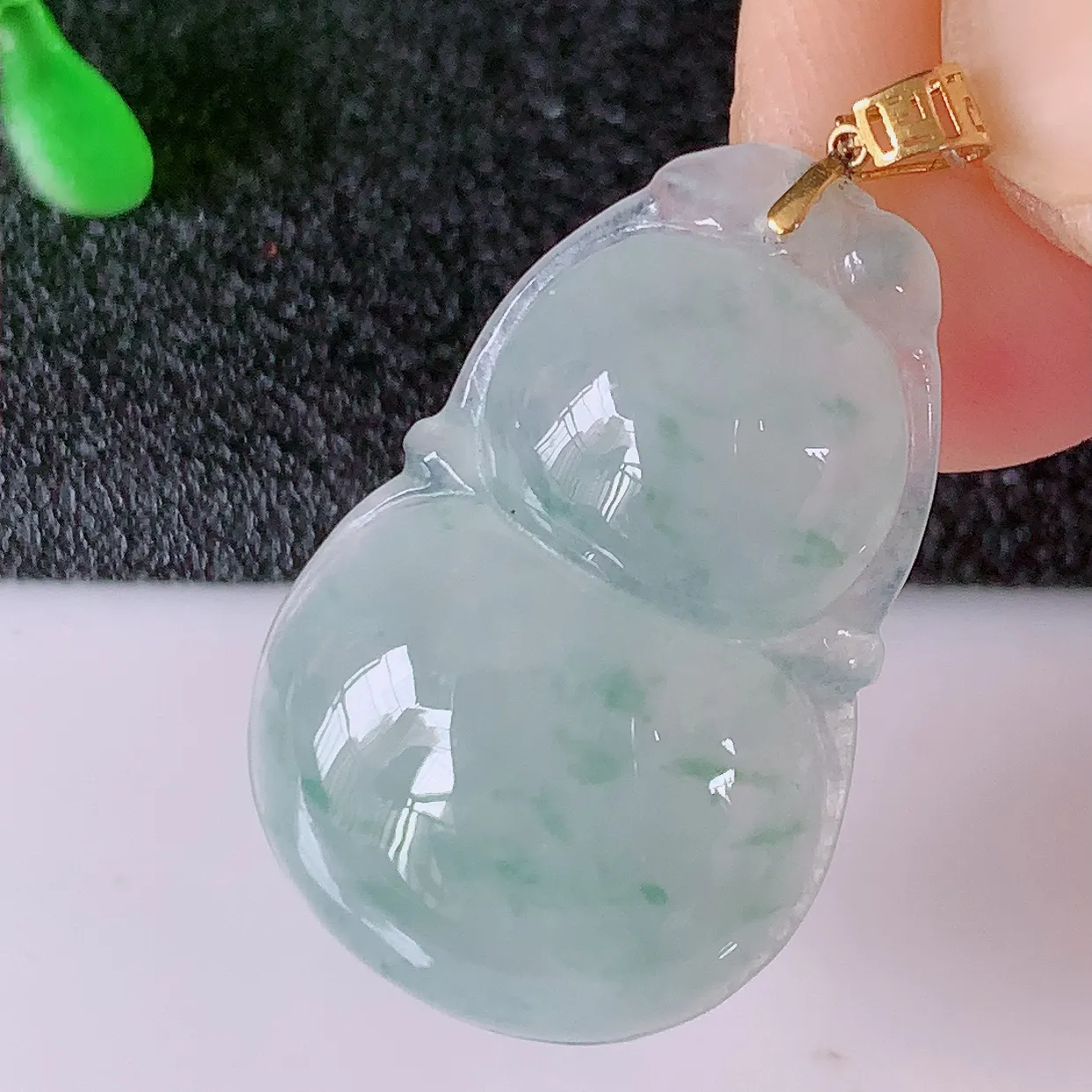 18K金镶嵌冰种飘花翡翠葫芦吊坠，葫芦寓意福禄双全，财源滚滚，佩戴效果优雅迷人！#49.11