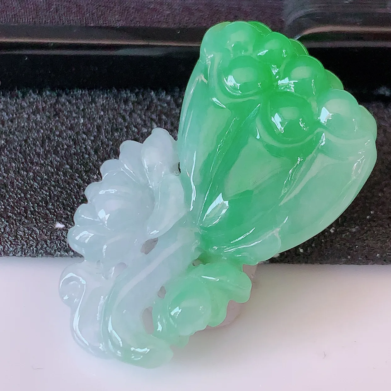 自然光实拍，冰润飘绿翡翠招财莲蓬吊坠，水润精细，寓意路路都通，有着促进事业有运！#02.7