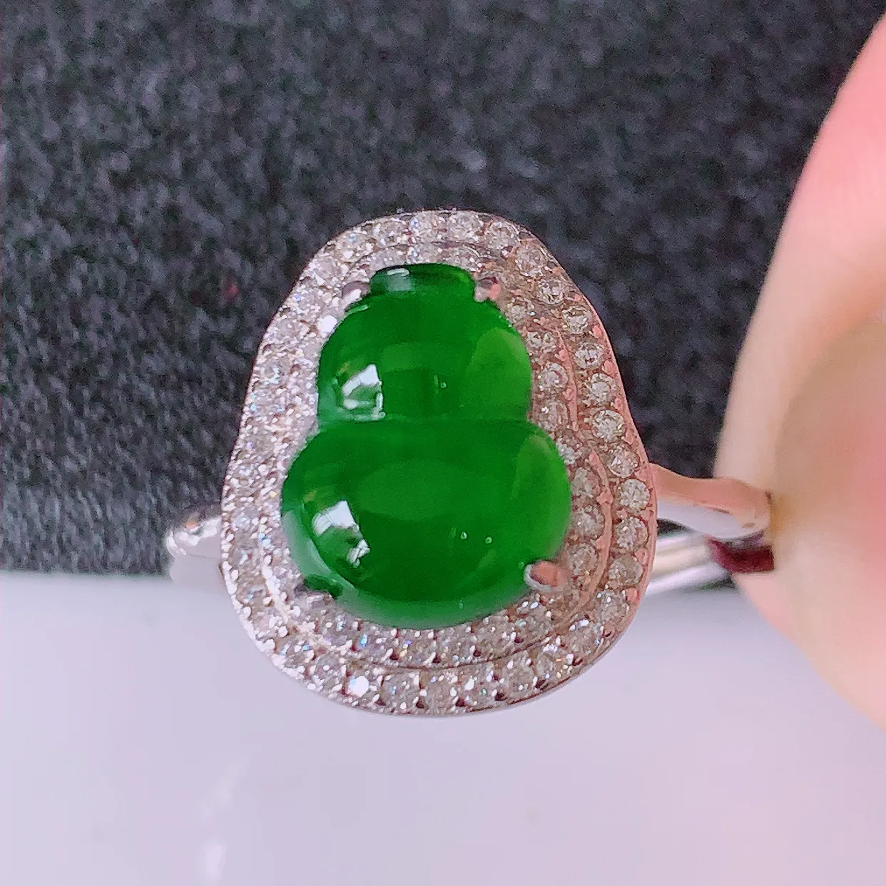 冰透满绿翡翠925银镶嵌葫芦戒指，自然光实拍，翠色灵动，颜色漂亮，种老水足，品相佳，佩戴佳品！#97.11（圈口可调大小）整体27.5-17.5-9.6裸石10*8.2