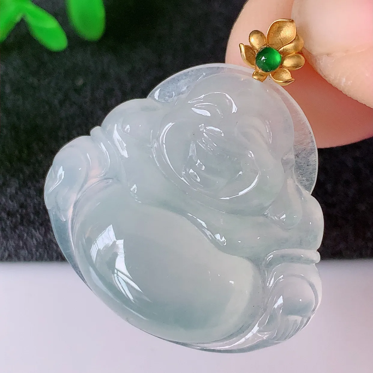 自然光实拍，18K金镶嵌冰种翡翠佛公吊坠，冰透饱满， 佛公亦保平安，寓意有福（佛公）相伴，品相佳，配戴优雅迷人！#12.11整体30裸石26*24.2*5.2