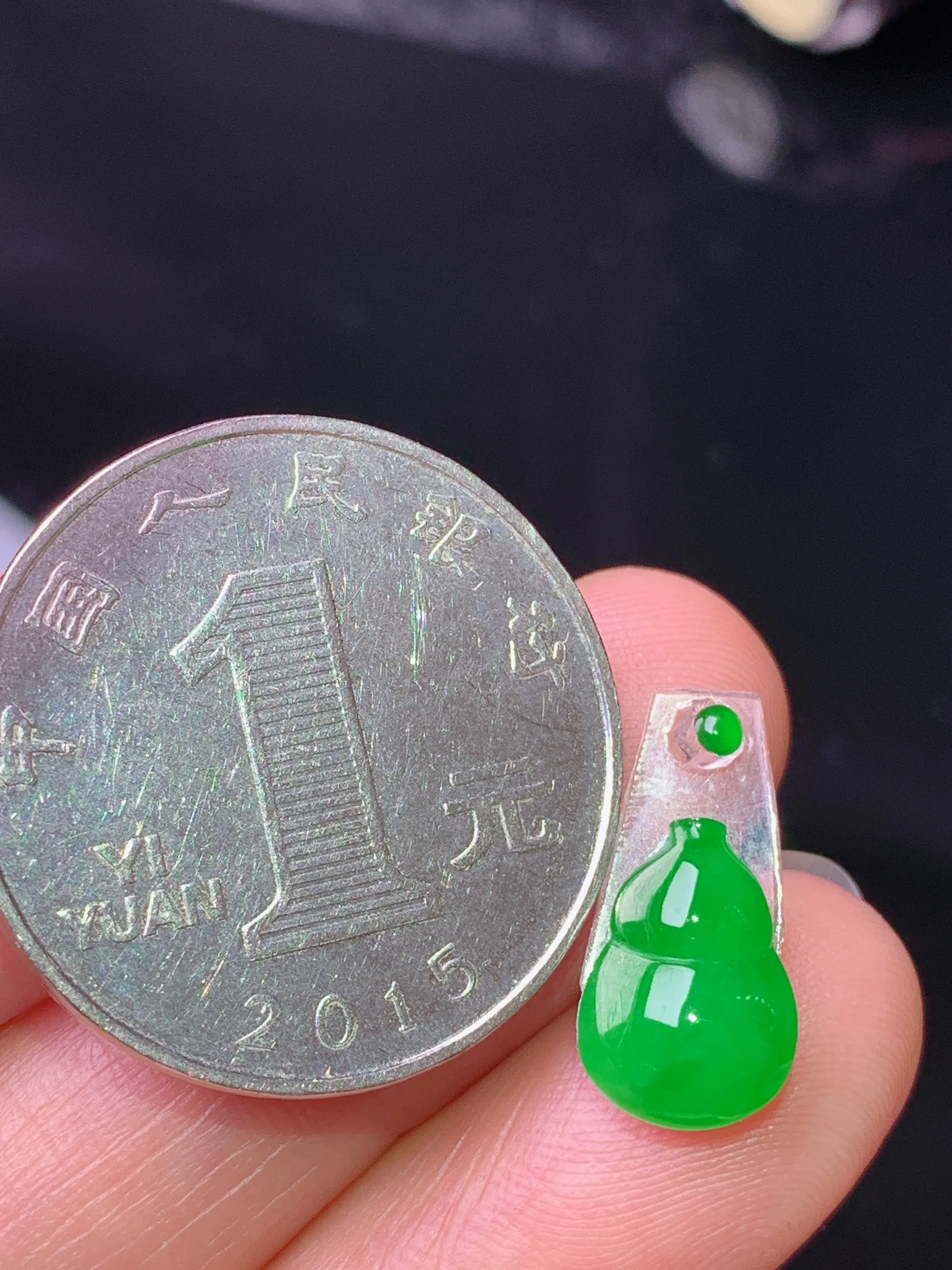 镶嵌款 满绿葫芦吊坠 玉质细腻 水润亮眼 色泽艳丽 整体尺寸11.2*8*3