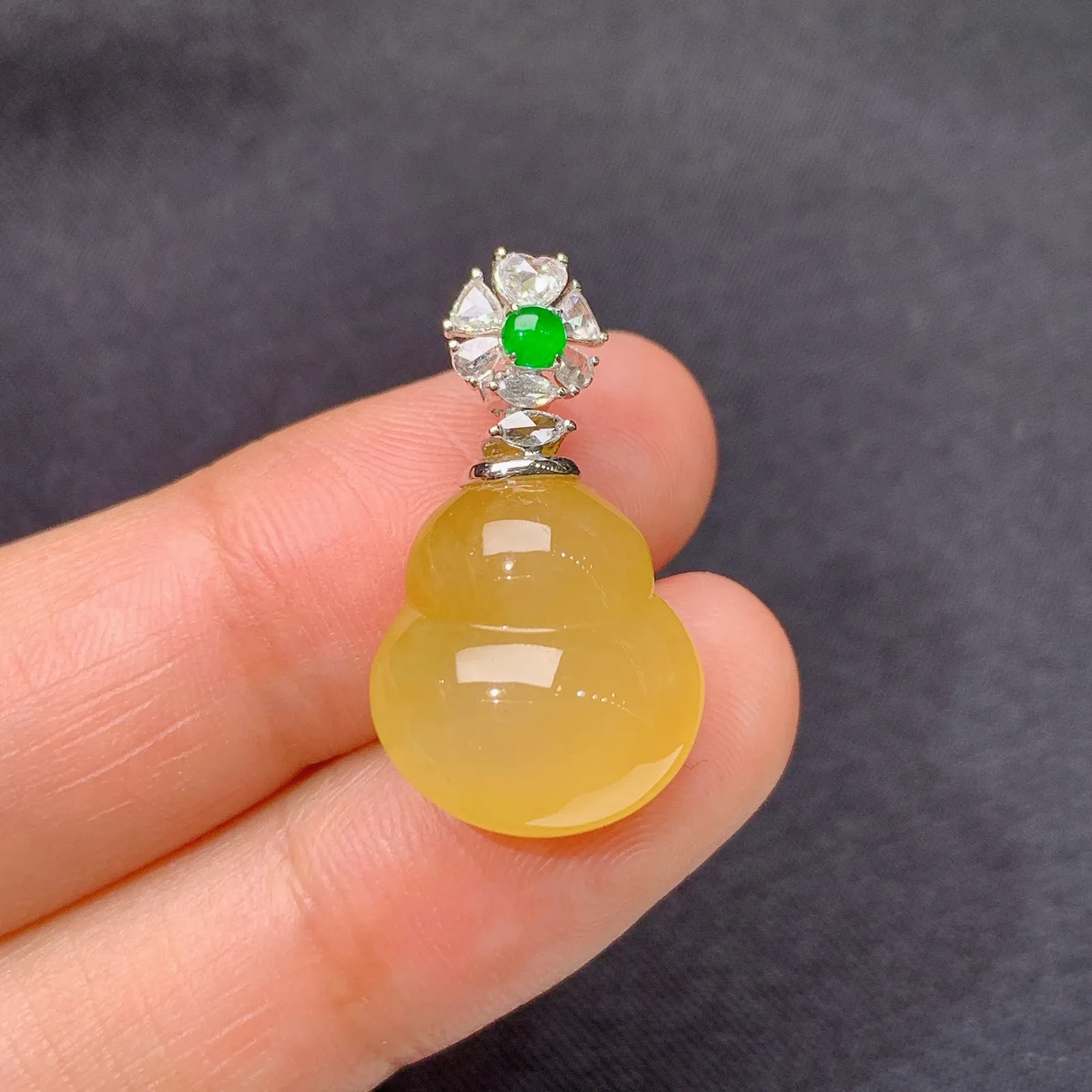 冰黄翡葫芦吊坠，18k金镶嵌，色泽鲜艳，水色超佳 尺寸24.2*14*7.6