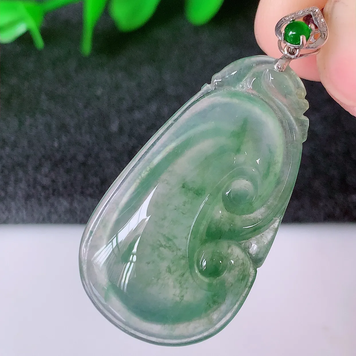 自然光实拍，18k金镶嵌冰种飘花翡翠如意吊坠，寓意顺心如意，事事如意，吉祥如意，细腻饱满，色泽鲜艳，称心如意佩戴优雅时尚！#12.11整体35.8裸石30*17*4.5