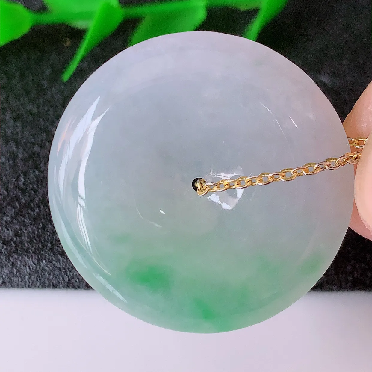 自然光实拍，冰飘绿翡翠平安扣吊坠，品相佳，美感十足，寓意平平安安，平安扣佩戴精美时尚！#57.11