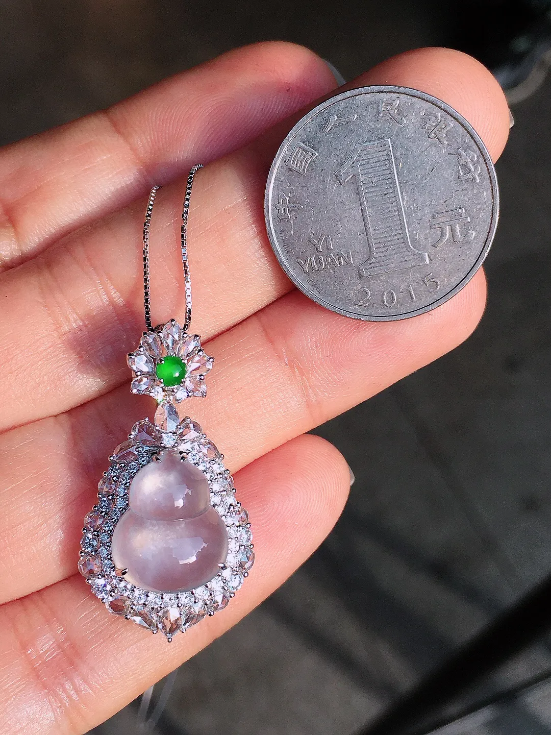 玻璃种葫芦吊坠，玉质细腻，荧光感超
强，饱满圆润，尽显优雅气质，18k
金豪华镶嵌