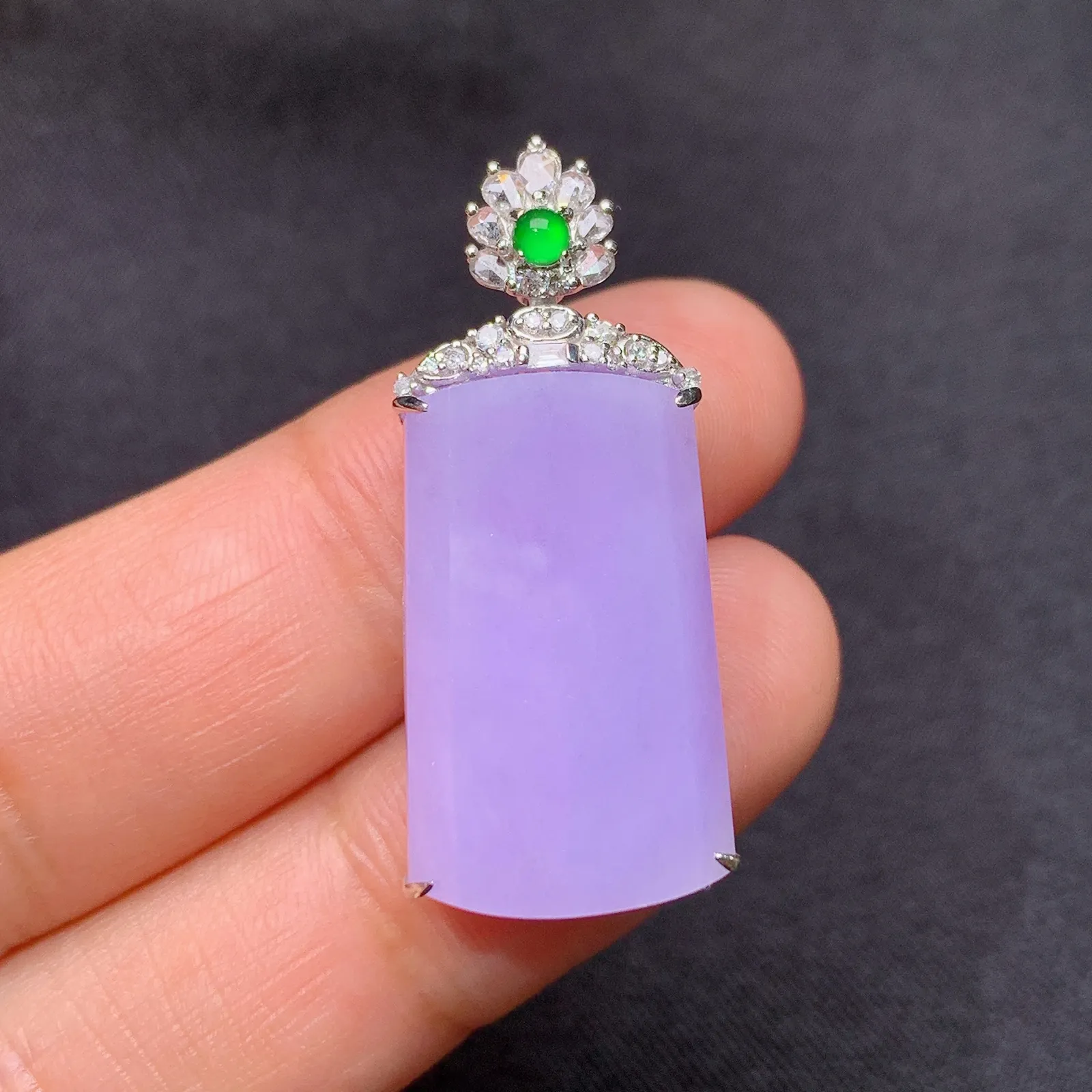 紫罗兰无事牌吊坠，18k金镶嵌，温润细腻，颜色浓郁 尺寸32.4*14.2*7.2