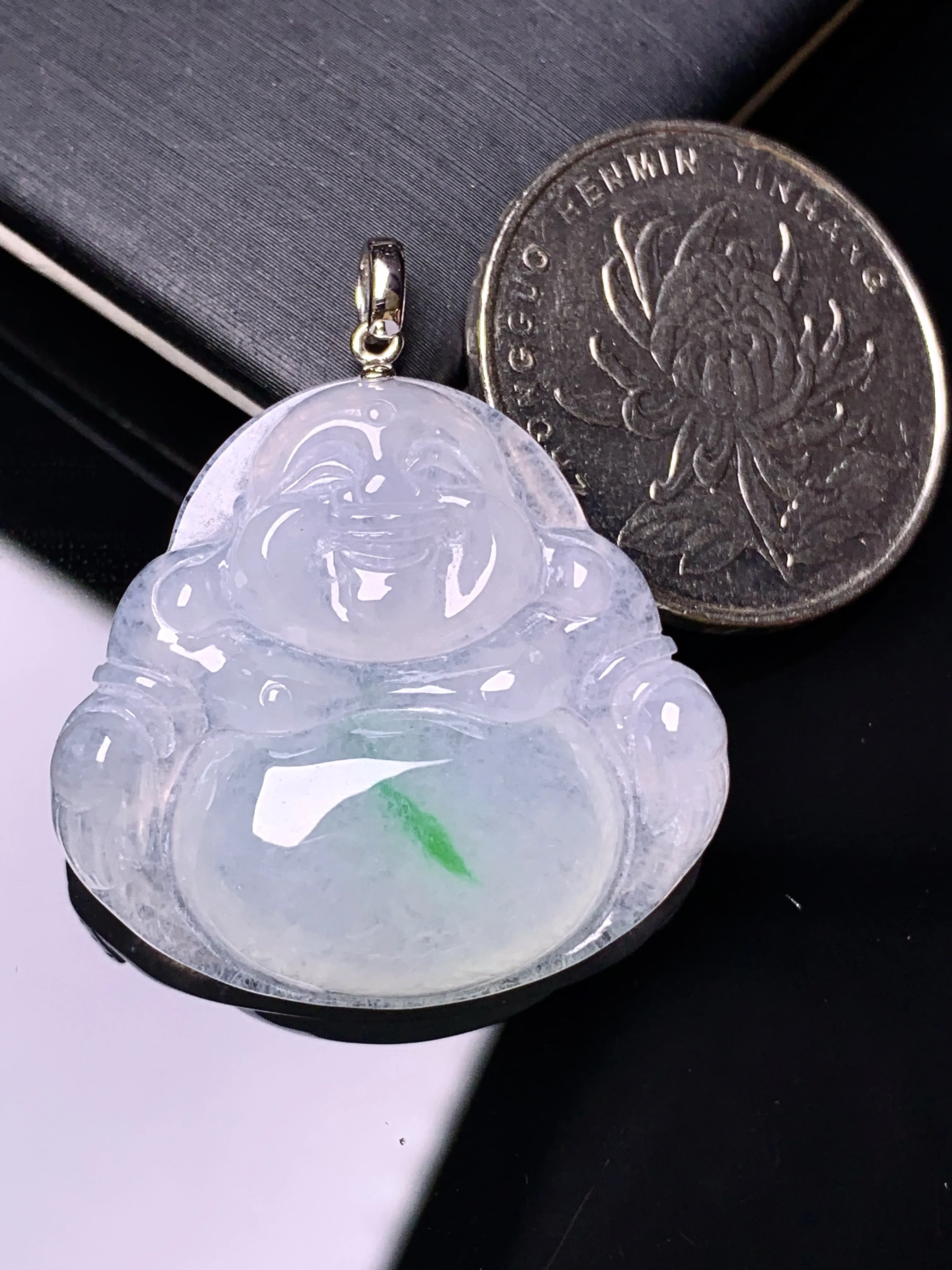 18k金镶嵌飘绿佛公吊坠 玉质细腻 水润亮眼 色泽艳丽 整体尺寸33.5*29.3*6