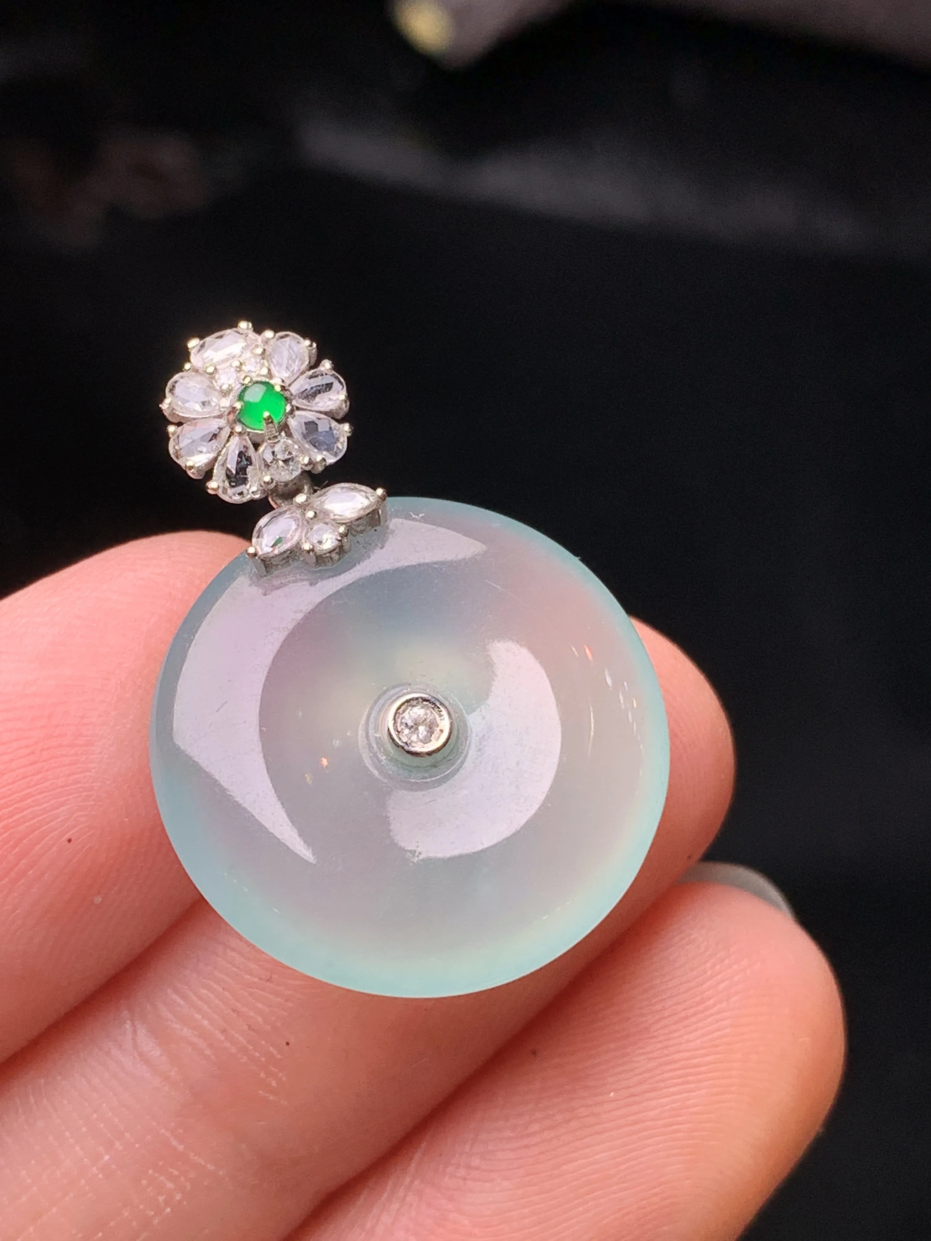 18k金钻镶嵌冰种葫芦吊坠 玉质细腻 水润亮眼 色泽艳丽 整体尺寸25.7*18.6*4.8