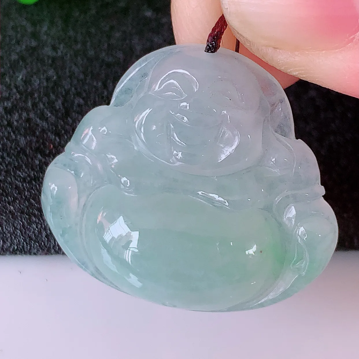 自然光实拍，冰种飘绿翡翠佛公吊坠，开心笑佛，种老水足，颜色漂亮，立体饱满圆润，佩戴效果赞#57.11