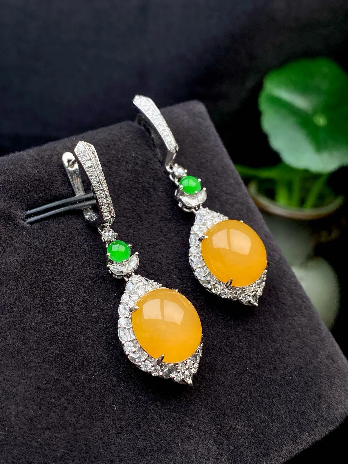 【冰种黄翡蛋面耳坠】质地细腻，种水上乘，纯净通透，收藏品质，18k金钻豪华镶嵌，裸石尺寸11.2*10.5*5.6毫米