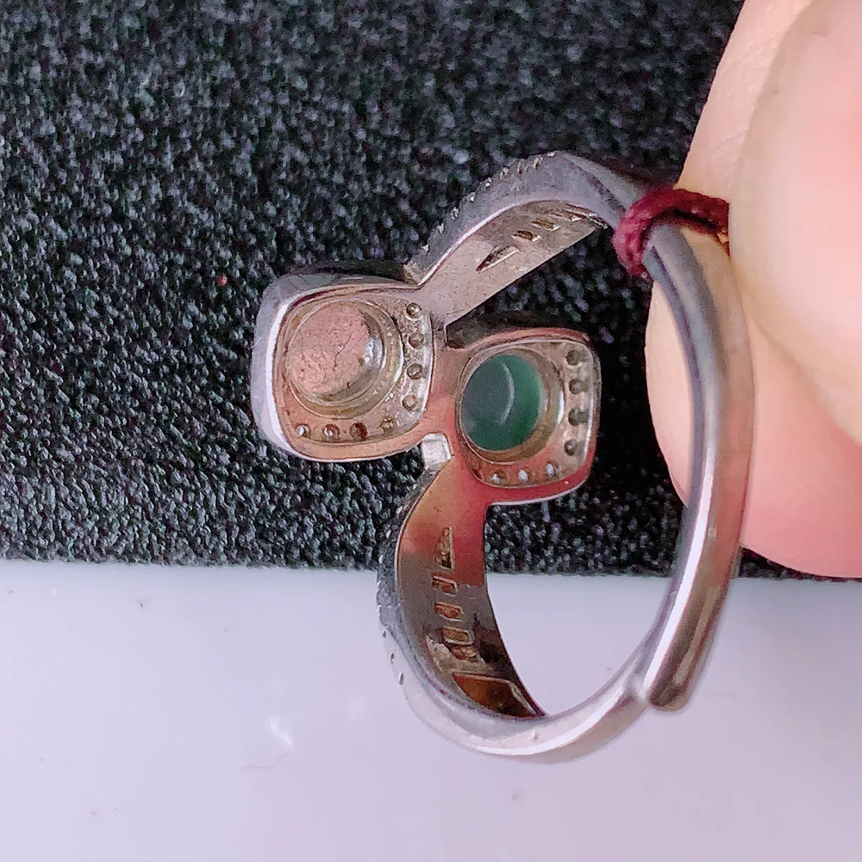 冰透满绿翡翠925银镶嵌戒指，自然光实拍，翠色灵动，颜色漂亮，种老水足，品相佳，佩戴佳品！#97.11（圈口可调大小）整体25*16.6*5裸石5*