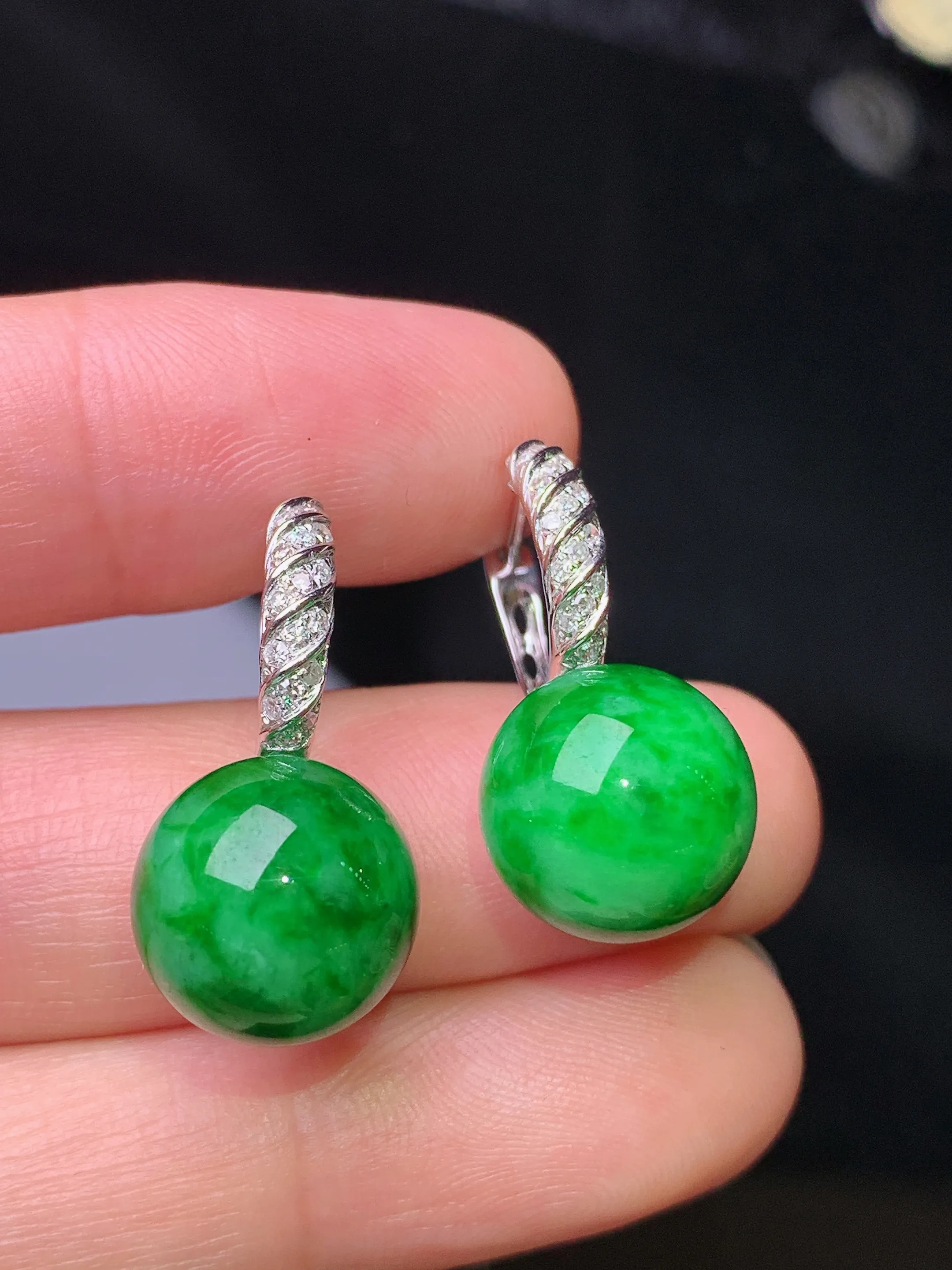 18k金钻镶嵌满绿圆珠吊坠 玉质细腻 水润亮眼 色泽艳丽 整体尺寸24*11.6