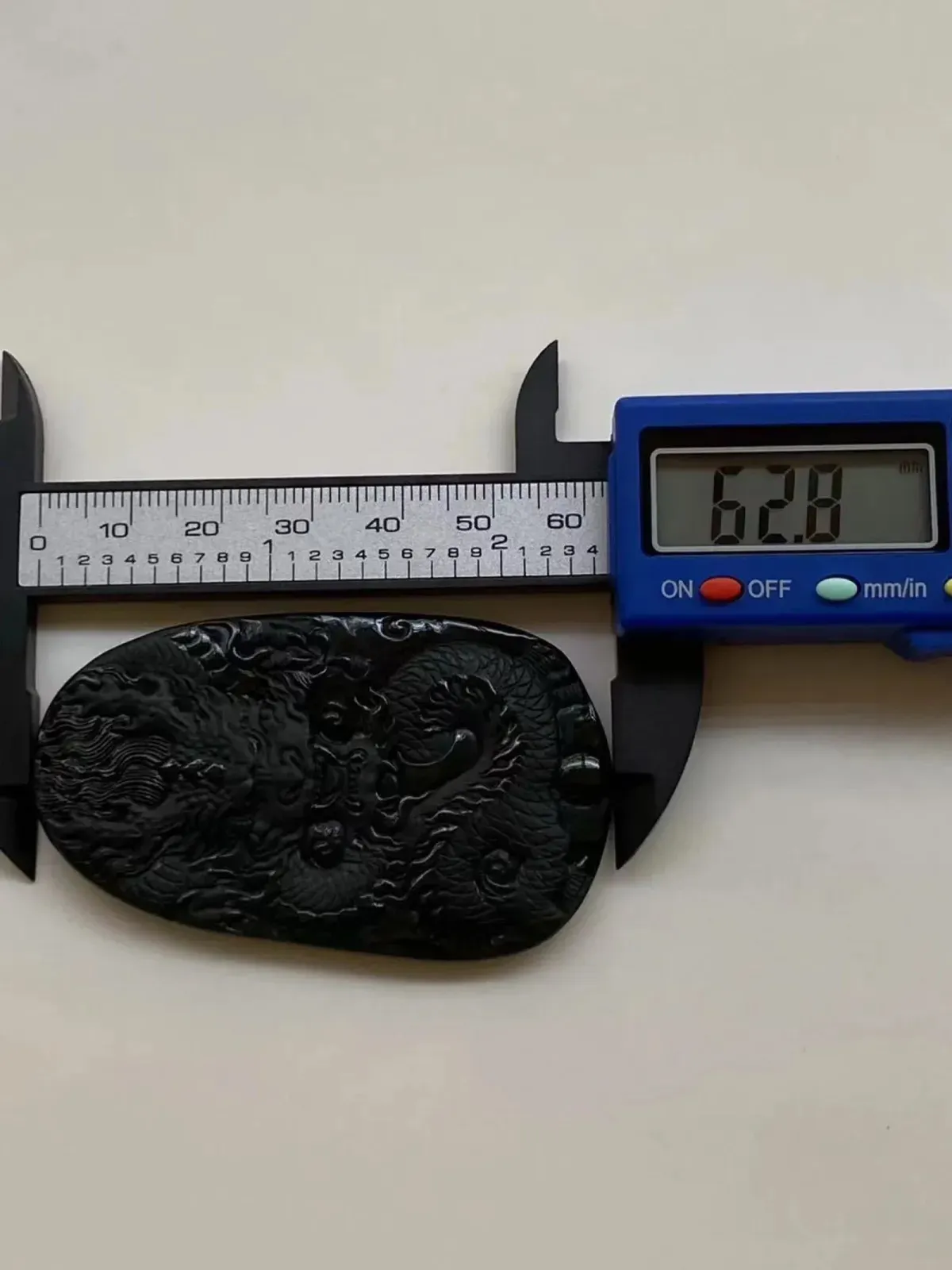 墨翠【龙行天下】细腻干净，黑度好，性价比高，雕工精湛，打灯透绿.