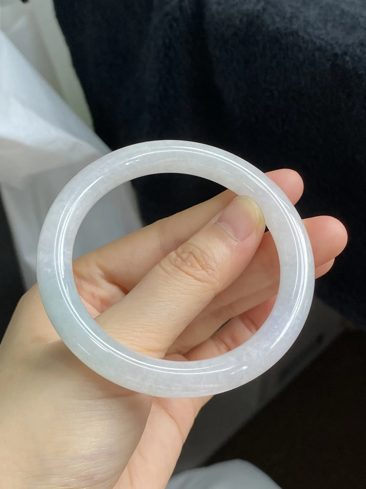 圆镯54.5圈口，翡翠冰糯种淡绿色手镯