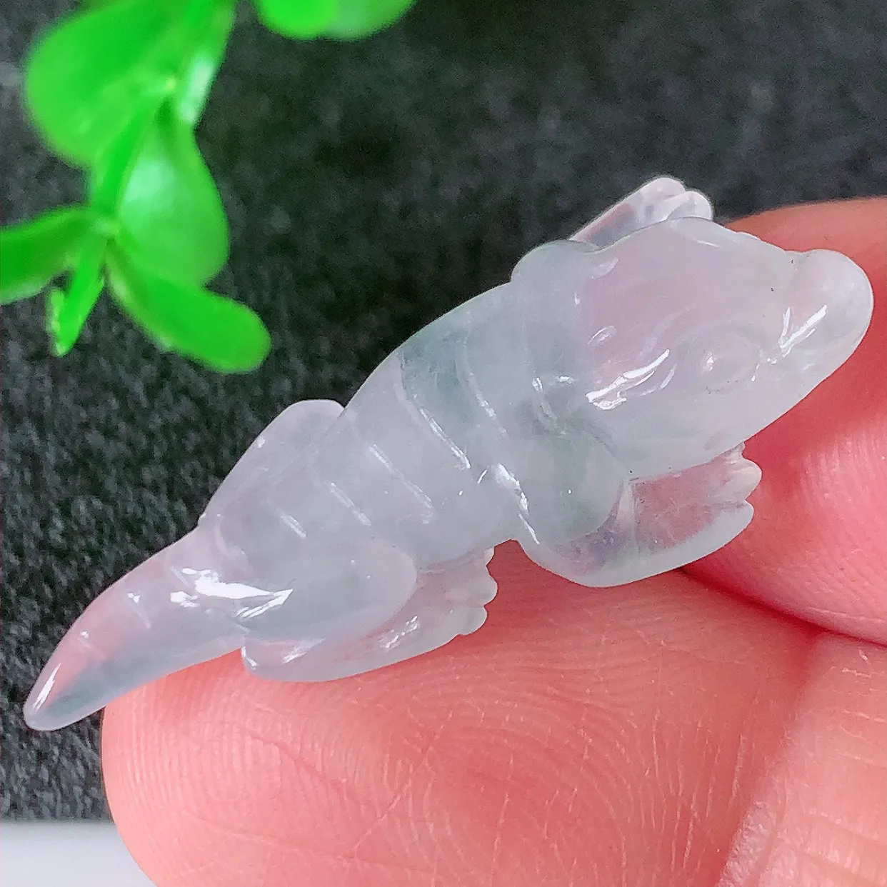 自然光实拍，冰种翡翠招财蜥蜴吊坠，种老水足，雕工精湛 ，寓意美好，佩戴时尚出众！#01.11