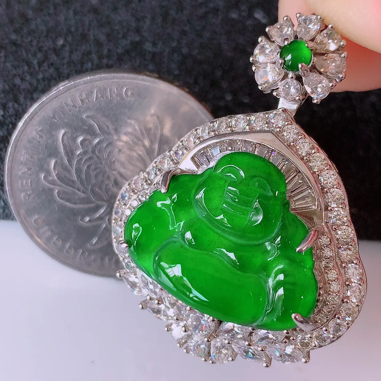 冰透满绿翡翠925银镶嵌佛公吊坠，自然光实拍，翠色灵动，颜色漂亮，种老水足，品相佳，佩戴佳品！#97.11整体34.5*26.5*12.5裸石19.5*15.5