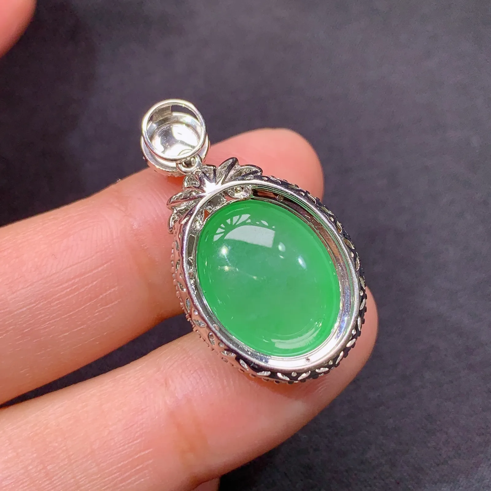 甜绿蛋面吊坠，18k金镶嵌，冰润色阳，玉质细腻，种水足Cj 尺寸29.5*16.7*9.8