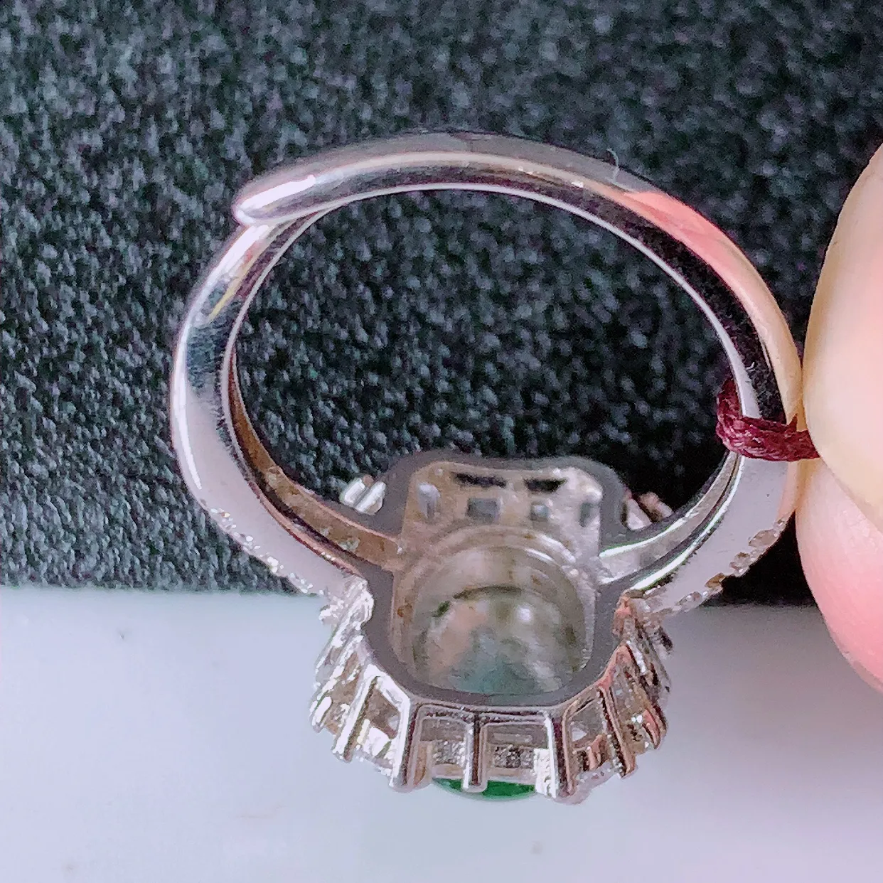 冰透满绿翡翠925银镶嵌戒指，自然光实拍，翠色灵动，颜色漂亮，种老水足，品相佳，佩戴佳品！#97.11（圈口可调大小）整体25.5*15.5*8裸石9*7