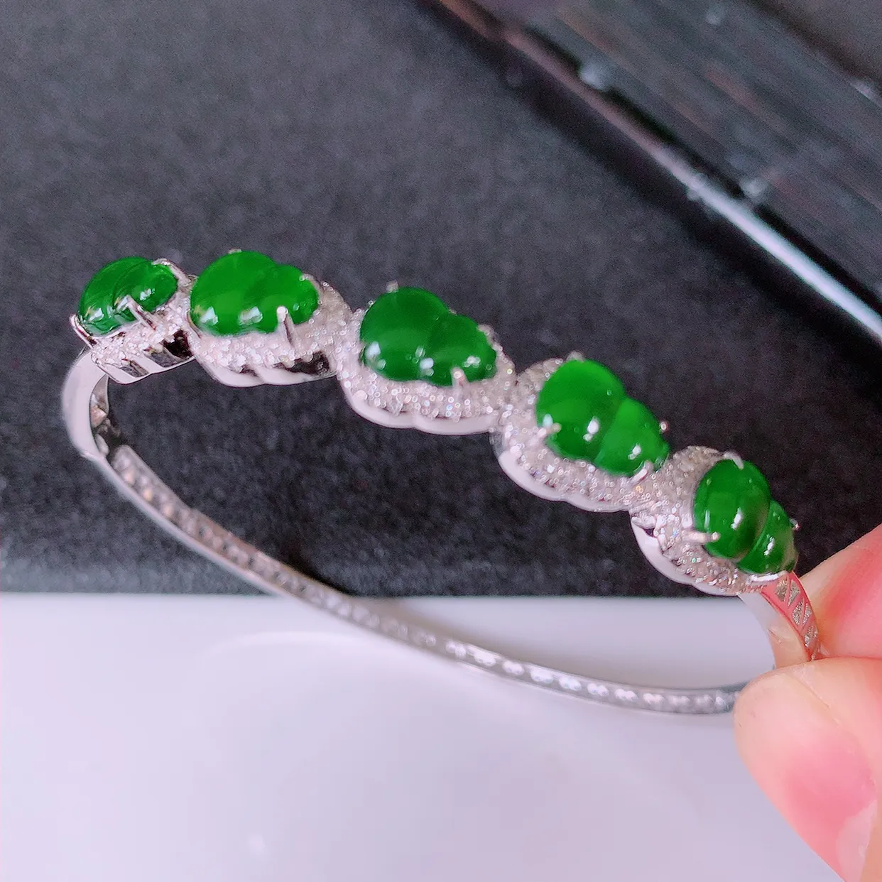 冰透满绿翡翠925银镶嵌手镯，自然光实拍，翠色灵动，颜色漂亮，种老水足，品相佳，佩戴佳品！#97.11整体56.5*51*8.2-5.8裸石8*6