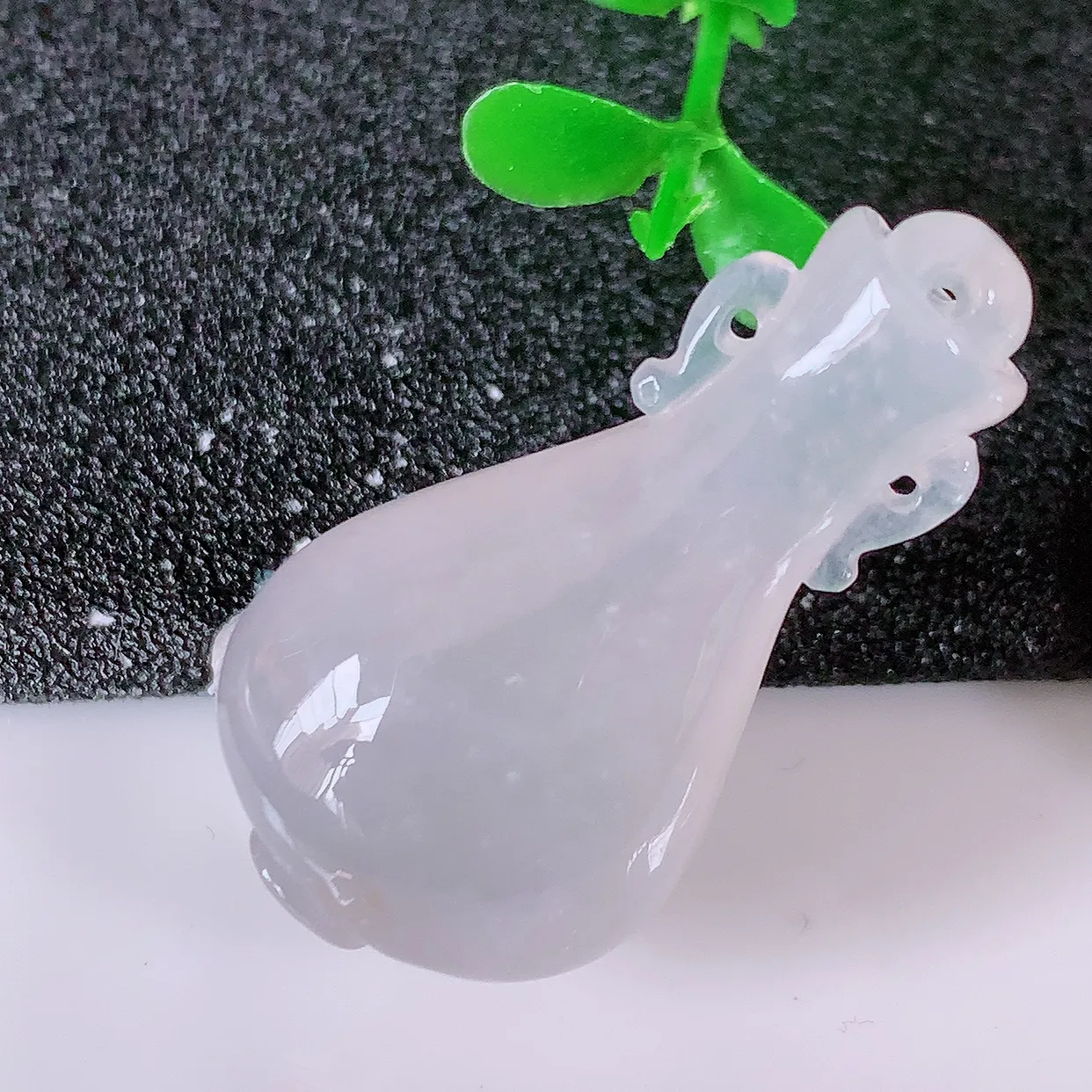 自然光实拍，冰种翡翠平平安安花瓶吊坠，翠色灵动，种老水足，寓意好，品相佳，佩戴佳品！#32.11
