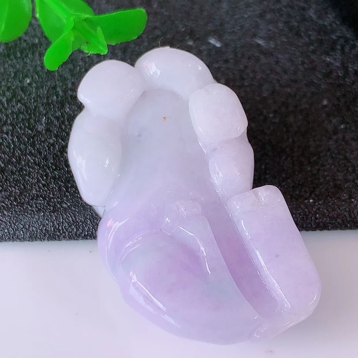 自然光实拍，冰润紫罗兰翡翠生肖牛气冲天吊坠，种老水足，雕工精湛 ，寓意美好，佩戴时尚出众！#41.11