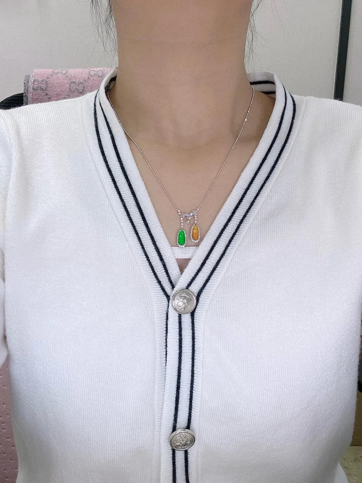 【冰种黄翡满绿福豆镶嵌吊坠】质地细腻，冰感十足，晶莹透亮，18K金钻镶嵌，裸石尺寸10.7*4.8*2.6毫米