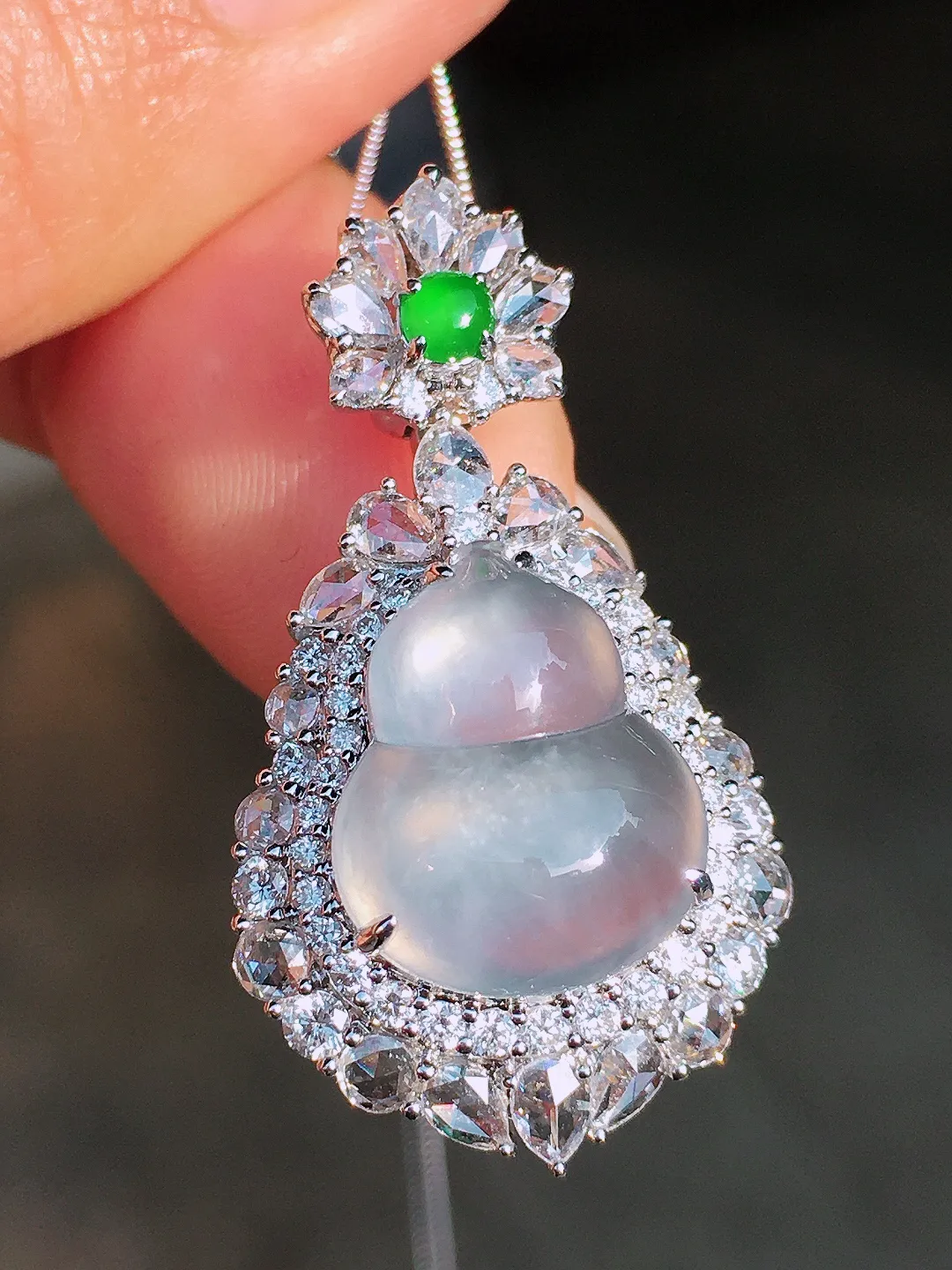 玻璃种葫芦吊坠，玉质细腻，荧光感超
强，饱满圆润，尽显优雅气质，18k
金豪华镶嵌