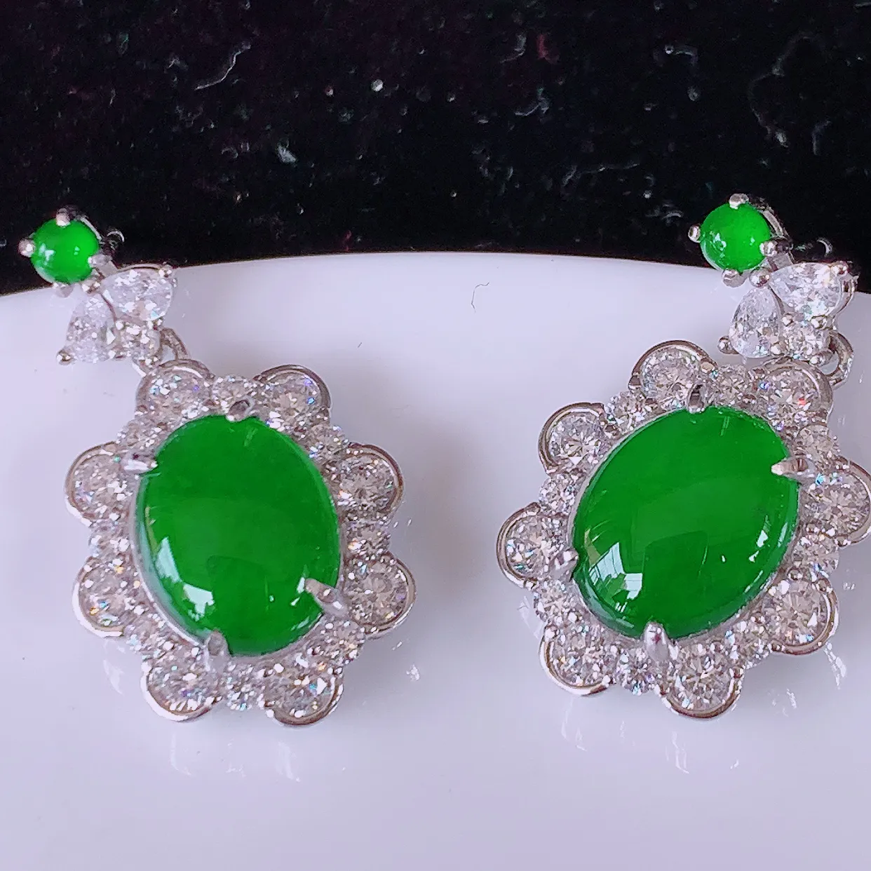 冰透满绿翡翠925银镶嵌耳坠，自然光实拍，翠色灵动，颜色漂亮，种老水足，品相佳，佩戴佳品！#97.11整体24.2-14.2-6.2裸石10*8